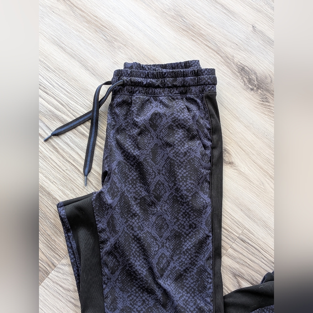 Women's Athleta Brooklyn Jogger Size 4 Snake Print Navy Like New - Picture 5 of 5
